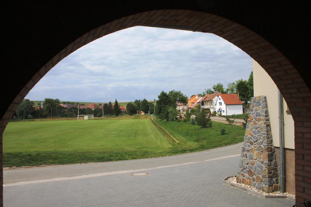 Penzion U Sklepu Otel Hovorany Dış mekan fotoğraf